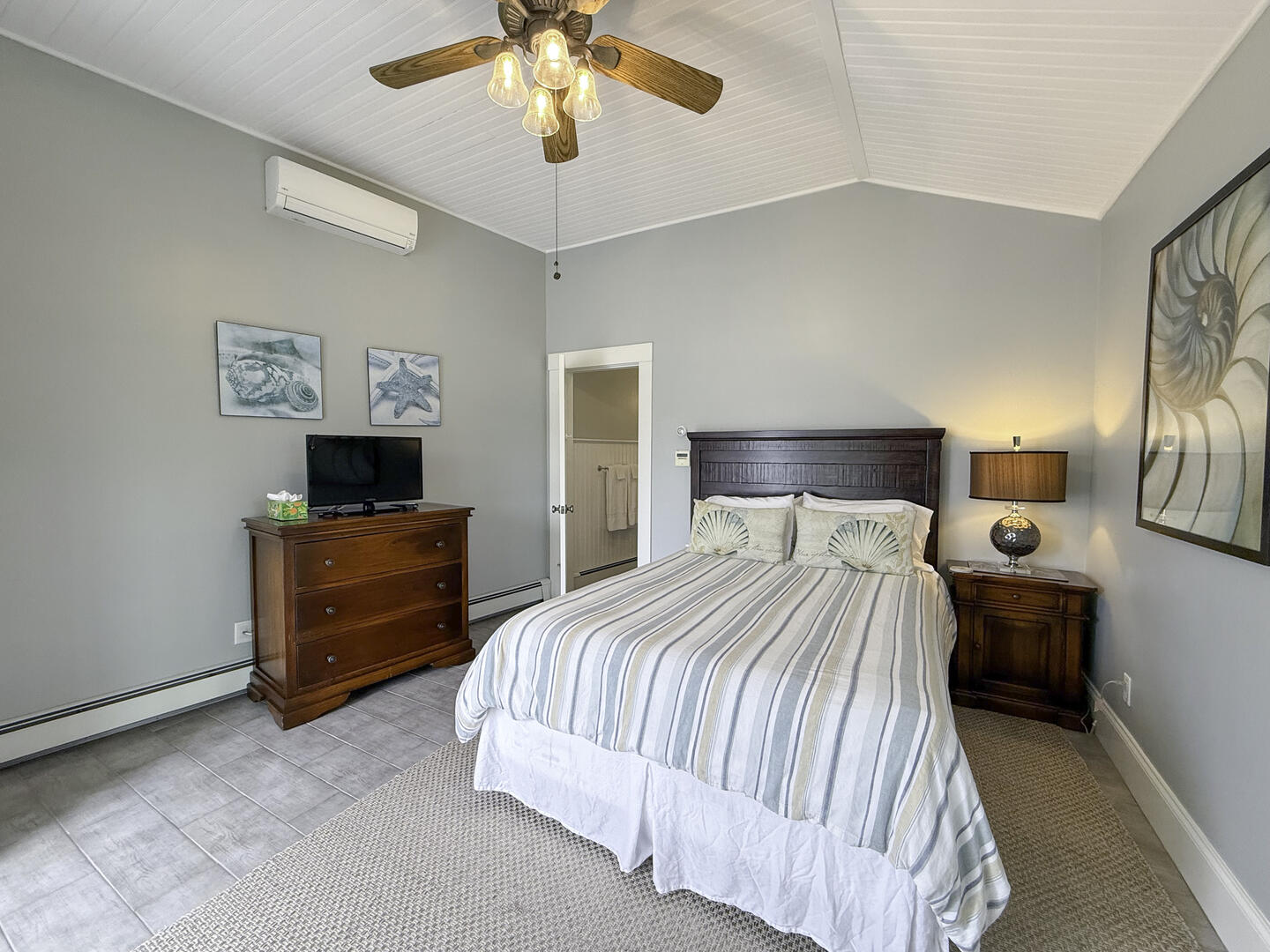 BR4 Queen En Suite, First Floor Detached Room (Exterior Access Only)