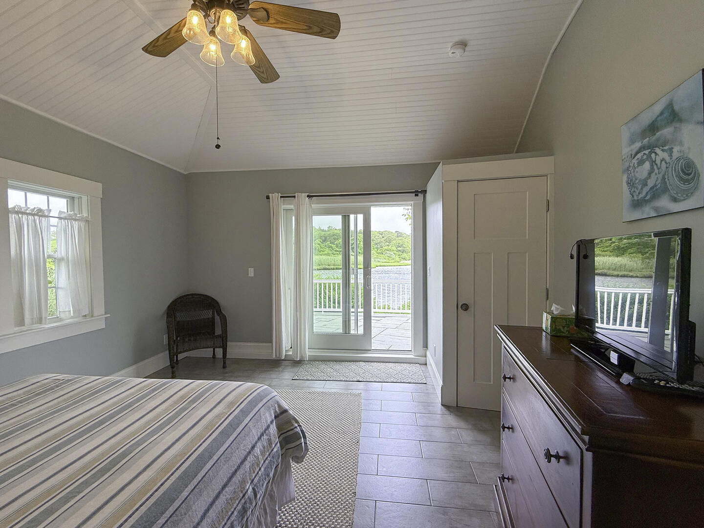 BR4 Queen En Suite, First Floor Detached Room (Exterior Access Only)