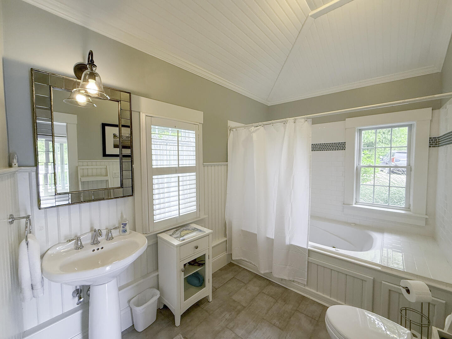 BR4 Queen En Suite with Shower Tub Combo, First Floor Detached Room (Exterior Access Only)