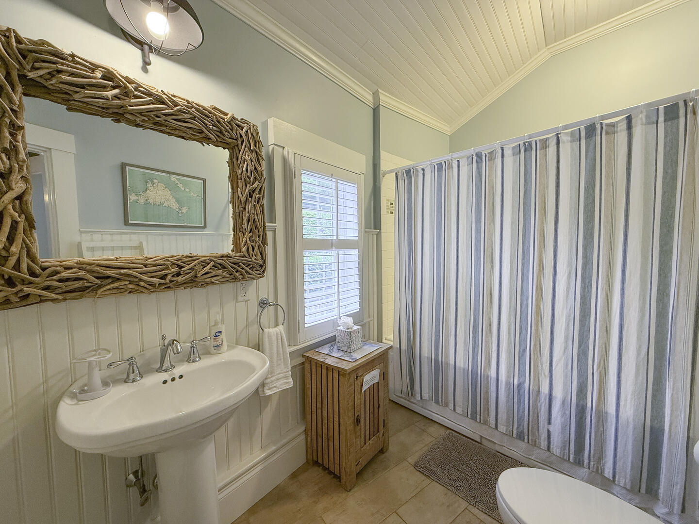 BR1 Queen En Suite with Shower Tub Combo, First Floor