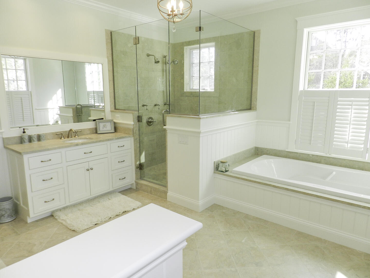 BR1 King En Suite with Shower Stall and Tub, First Floor