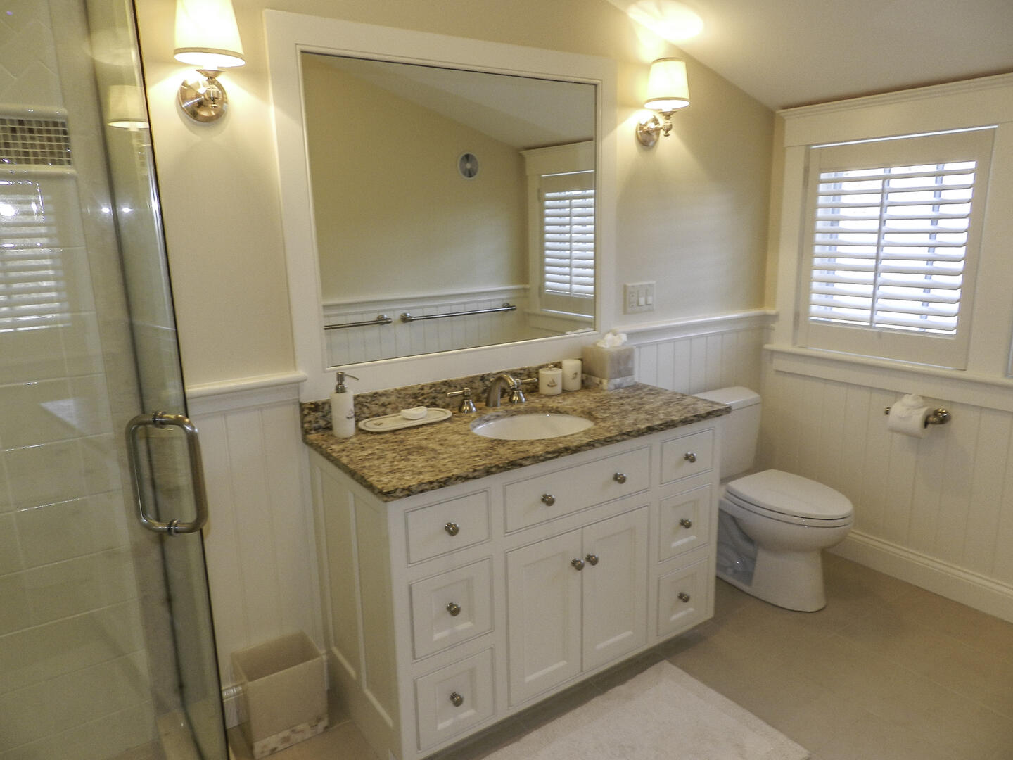 BR4 Queen & Twin Bed En Suite with Shower Stall, Second Floor