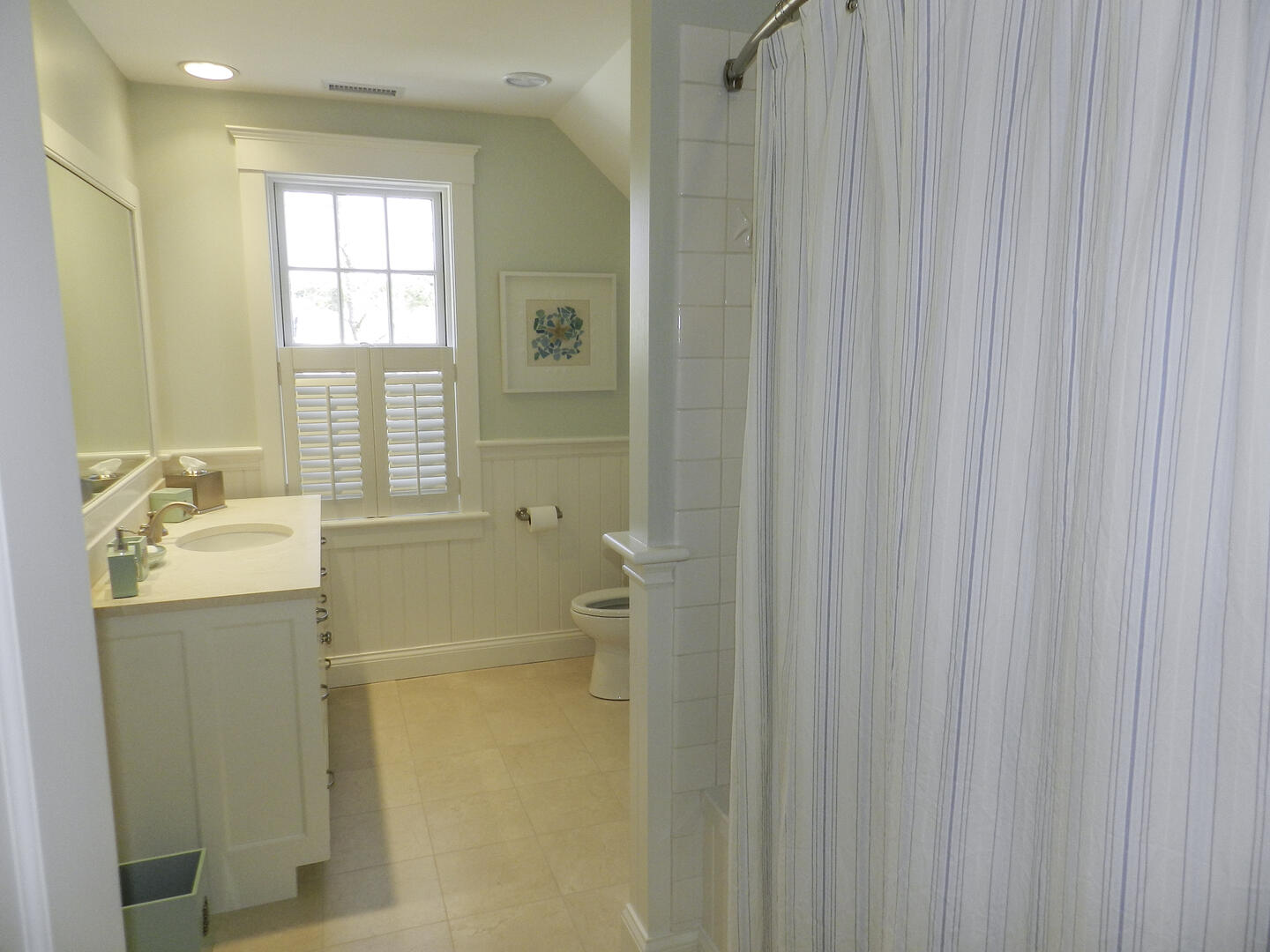 BR3 Queen En Suite with Shower Tub Combo, Second Floor