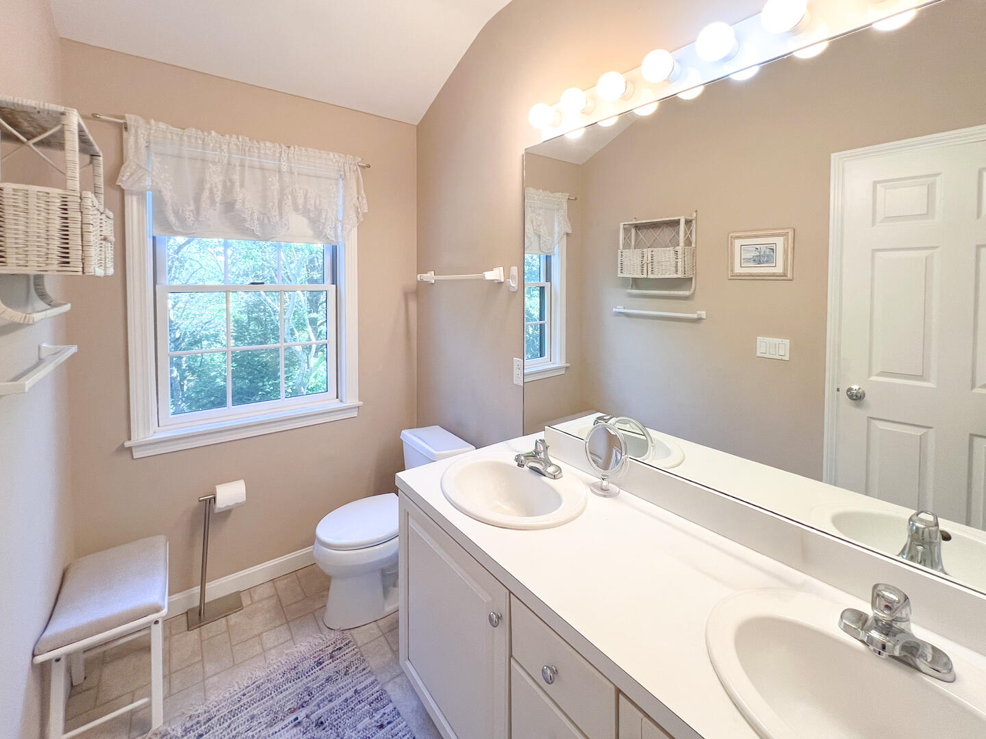 BR1 King En Suite with a Shower Tub Combo, Second Floor