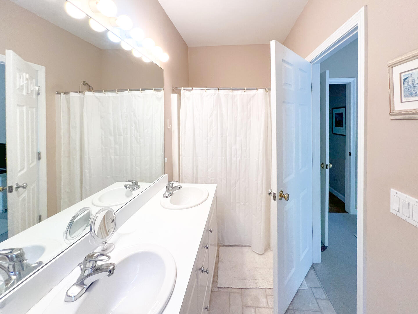 BR1 King En Suite with a Shower Tub Combo, Second Floor