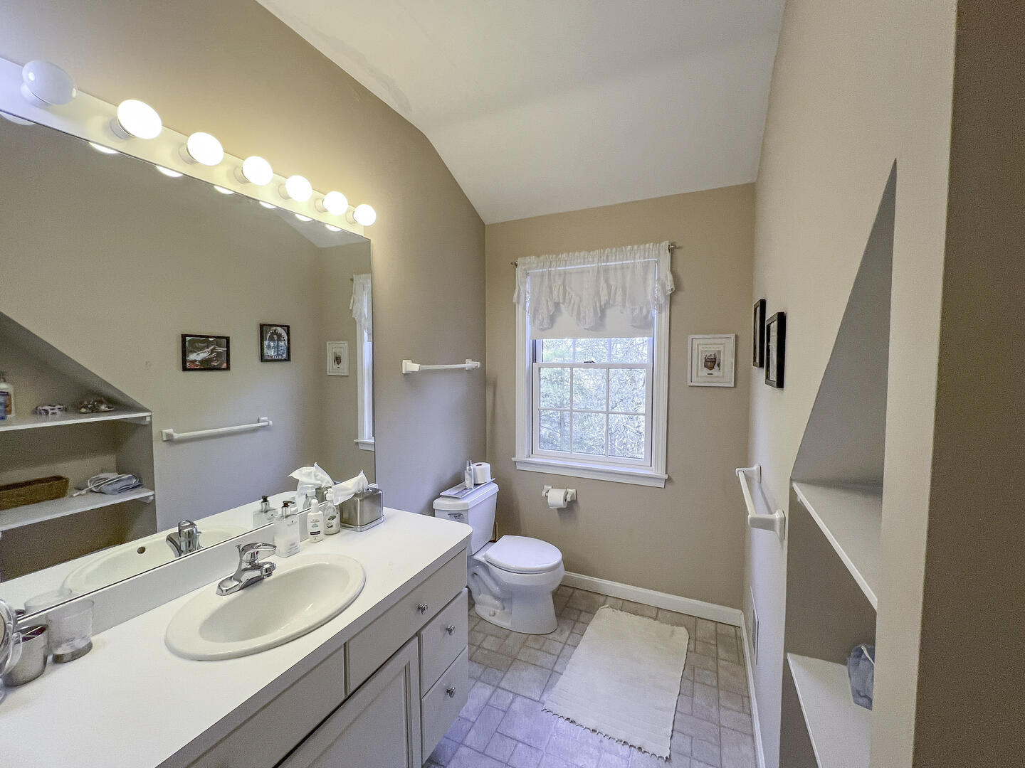 Hall Bath Tub/Shower Second Floor