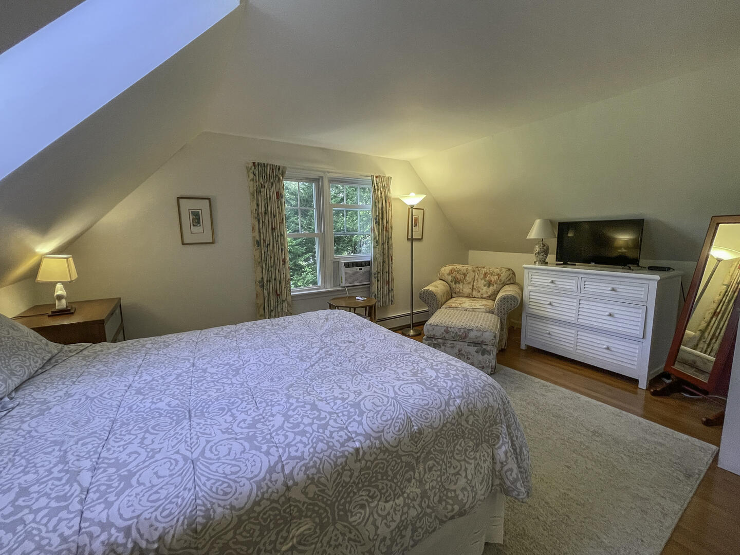 BR3 Queen, Second Floor