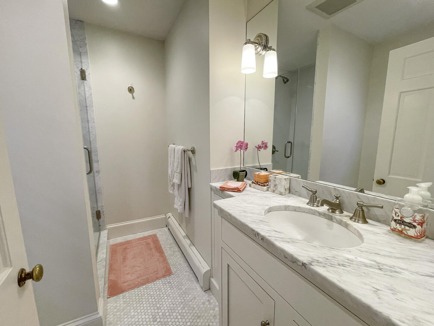 BR1 King En Suite with Shower Stall, First Floor