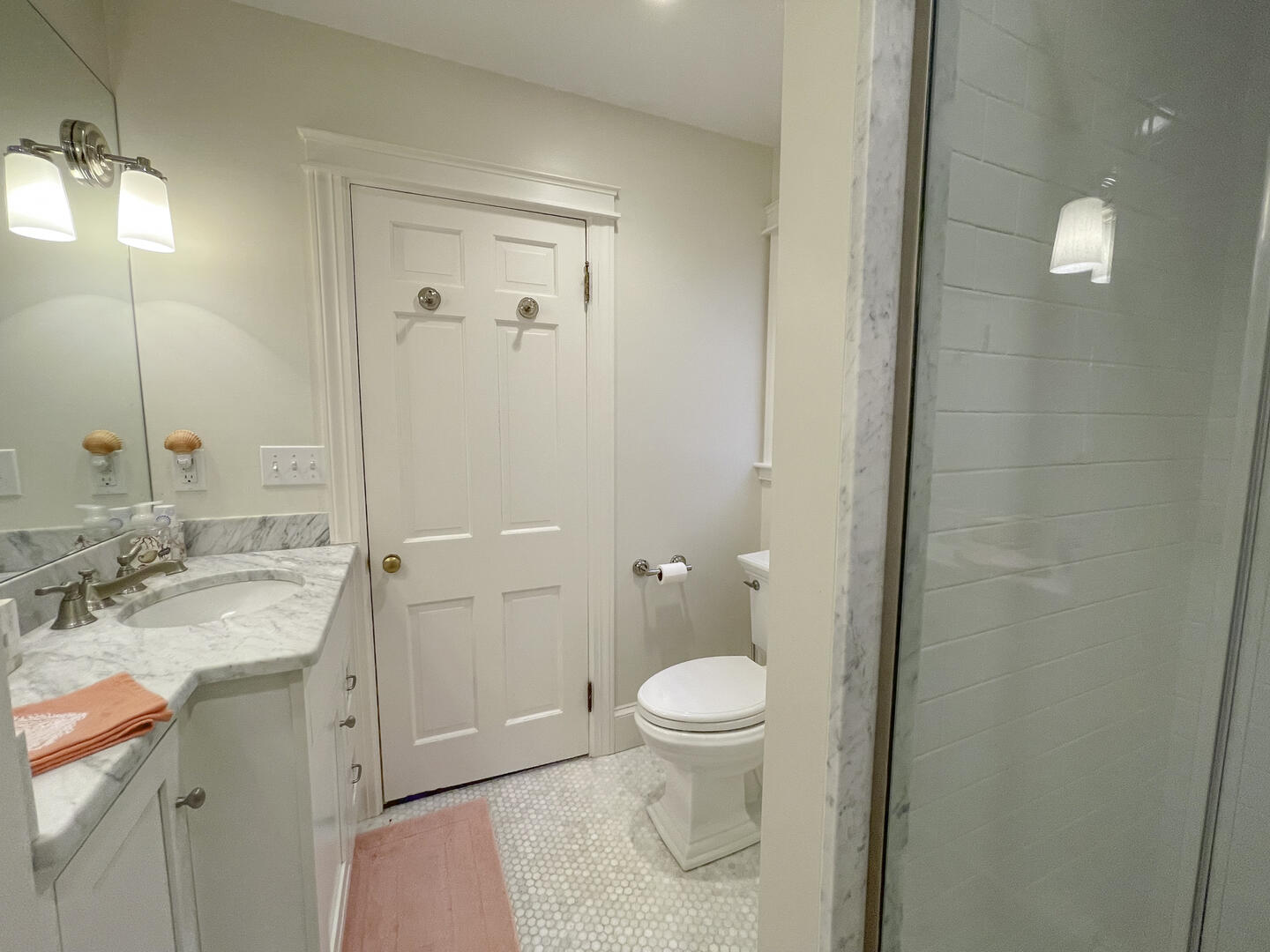 BR1 King En Suite with Shower Stall, First Floor