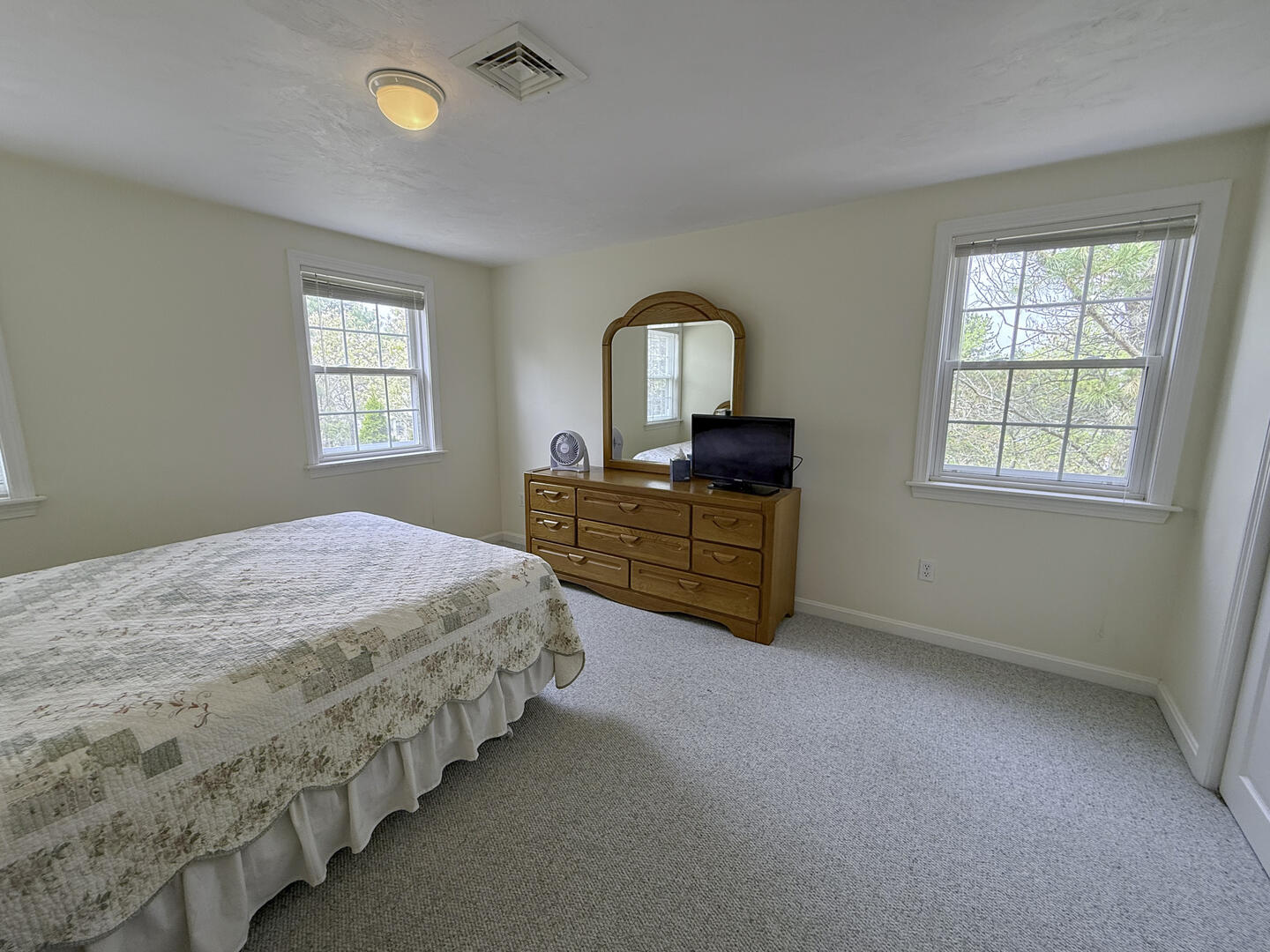 BR2 Queen, Second Floor