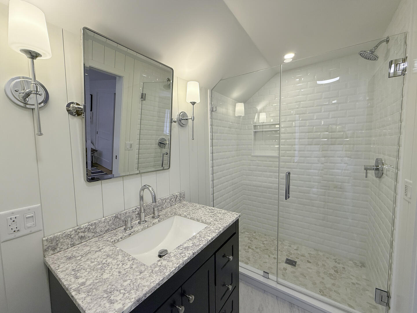 BR4 (2) Twin Beds En Suite with Shower Stall, Second Floor