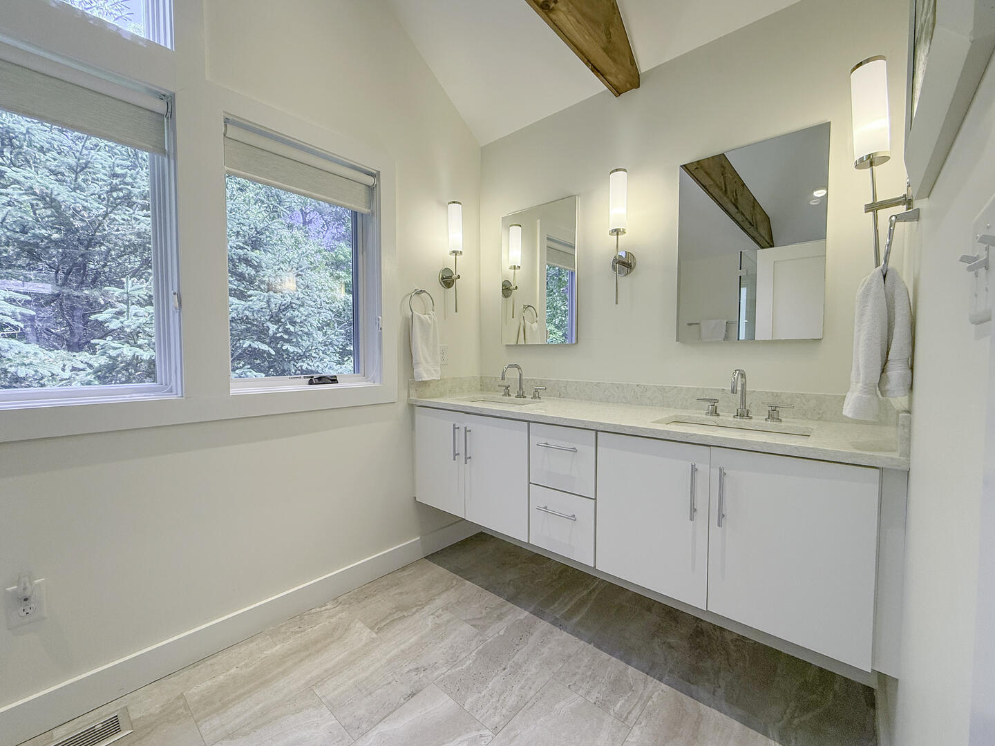 BR1 King En Suite with Shower Stall, First Floor