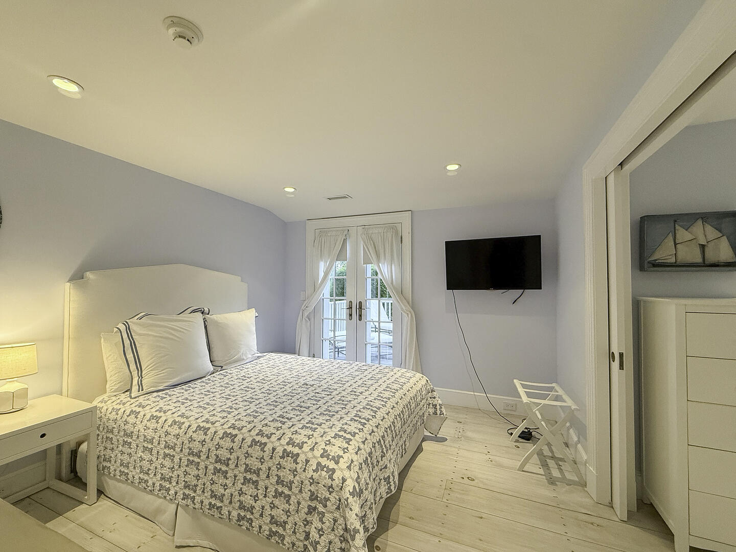 BR2 Queen, Second Floor