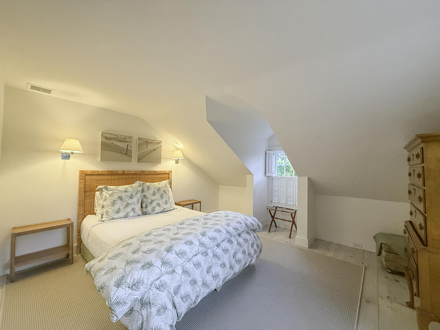 BR4 Queen, Second Floor