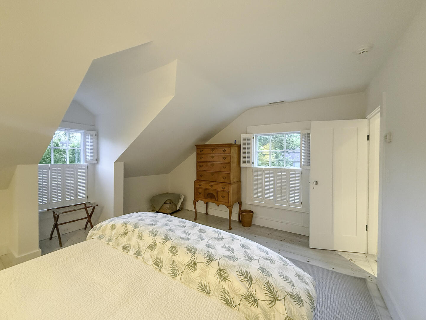 BR4 Queen, Second Floor