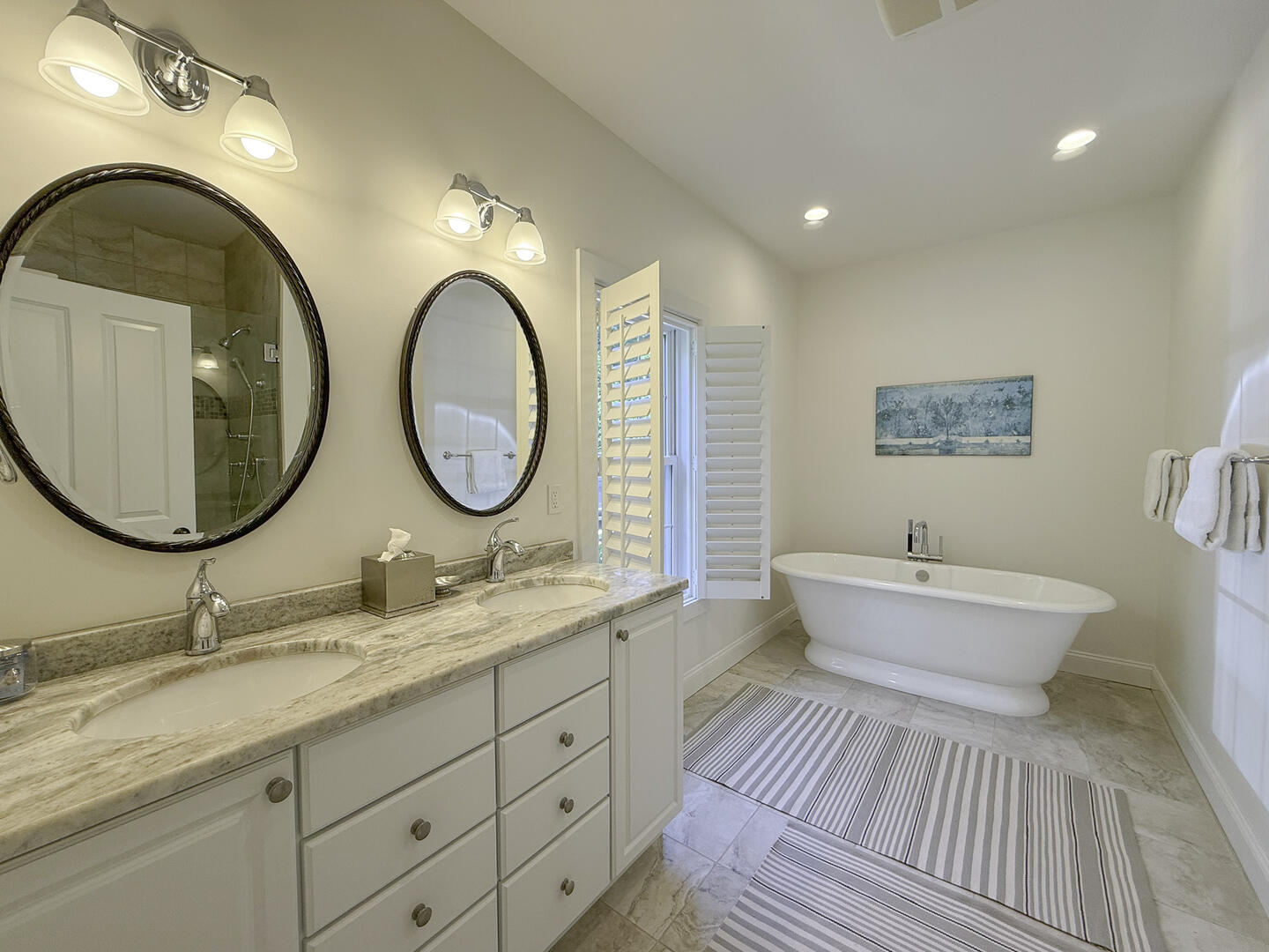 BR1 King En Suite with Shower Stall and Tub, First Floor