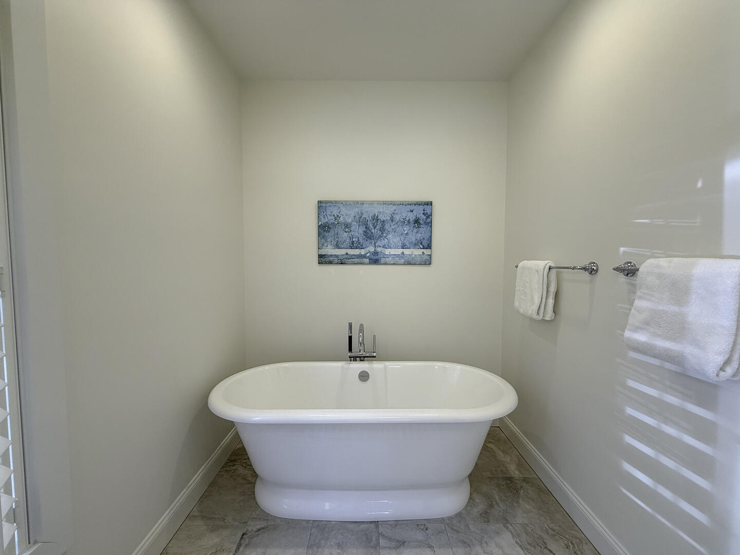 BR1 King En Suite with Shower Stall and Tub, First Floor