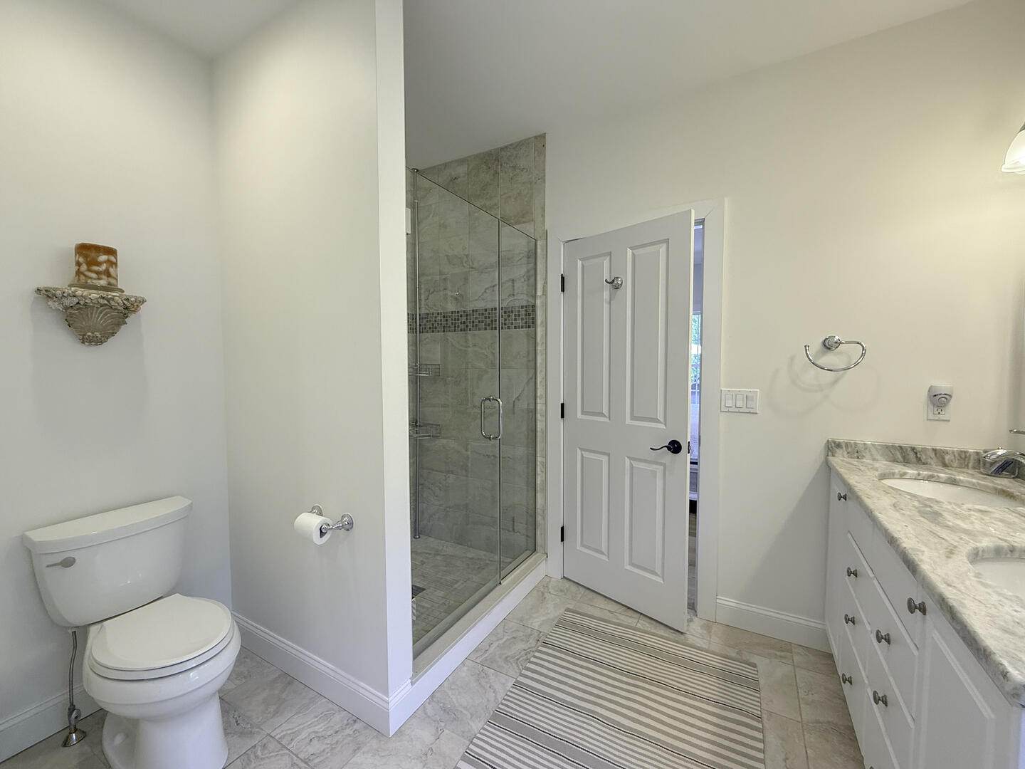 BR1 King En Suite with Shower Stall and Tub, First Floor