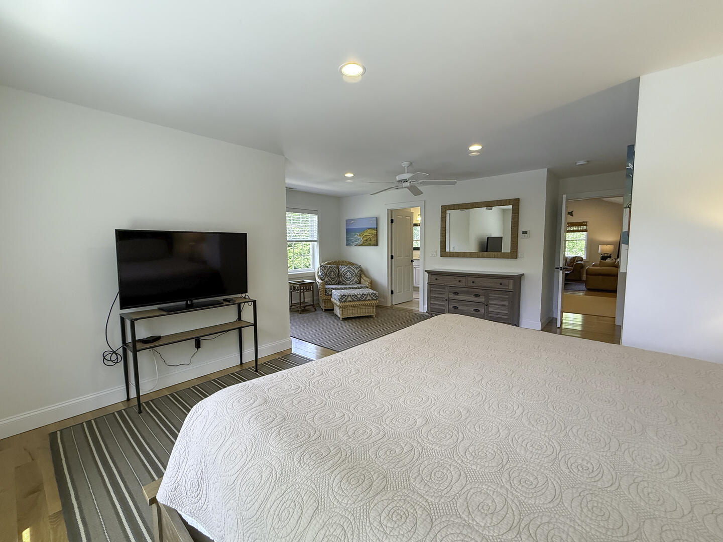 BR2 King with Adjoining Hall Bath, Second Floor