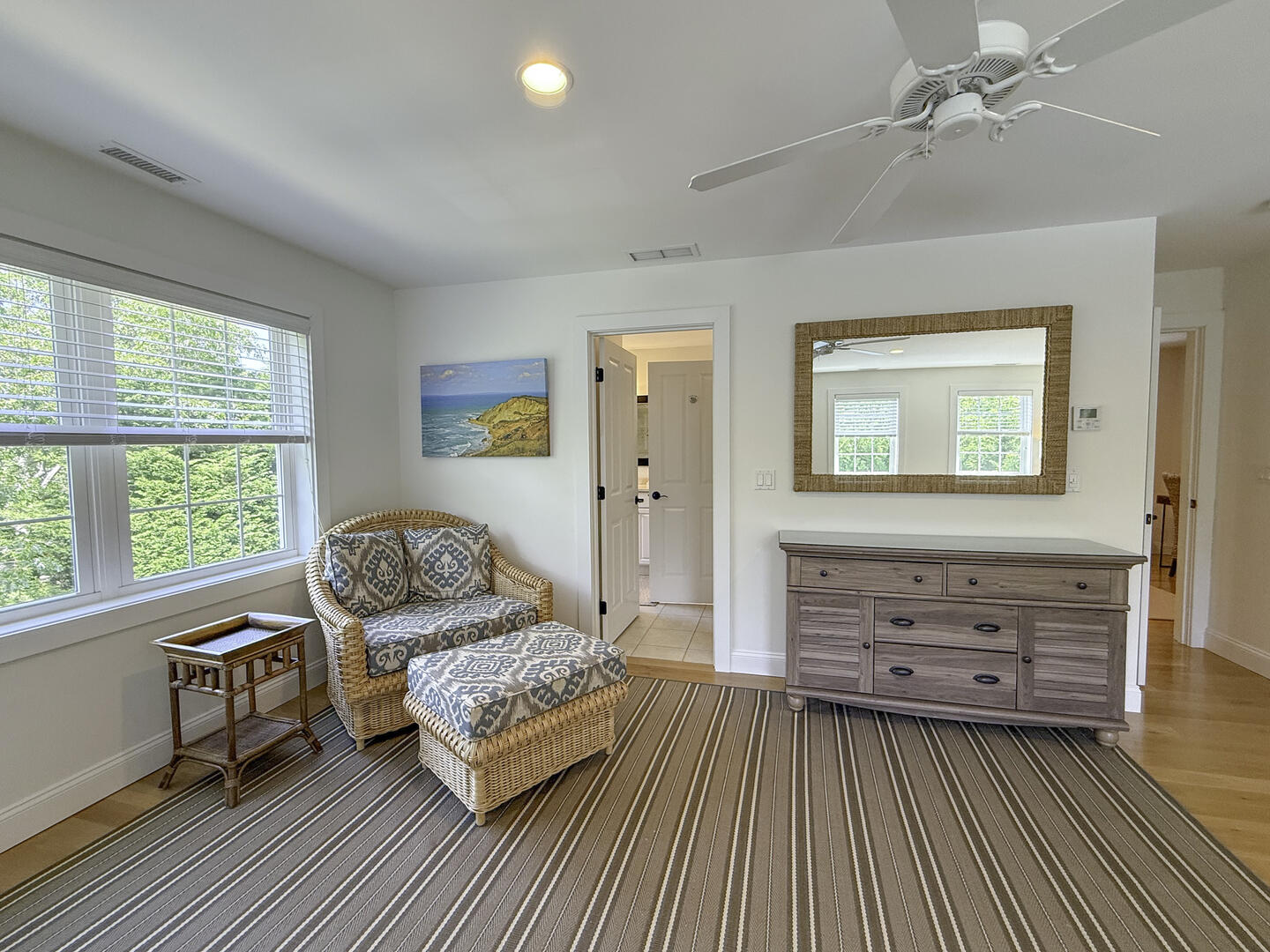 BR2 King with Adjoining Hall Bath, Second Floor