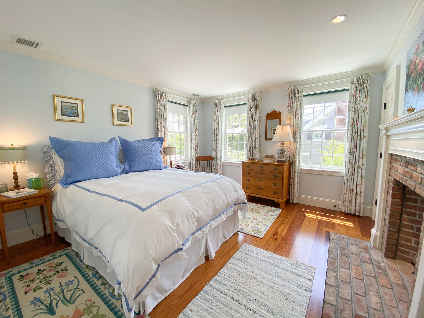 BR2 Queen, Second Floor