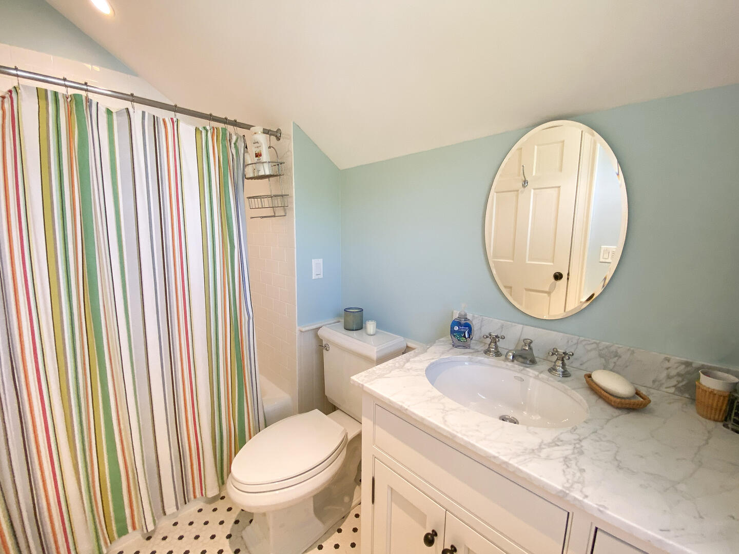 BR4 Queen and Twin Bed En Suite with Shower Tub Combo, Third Floor