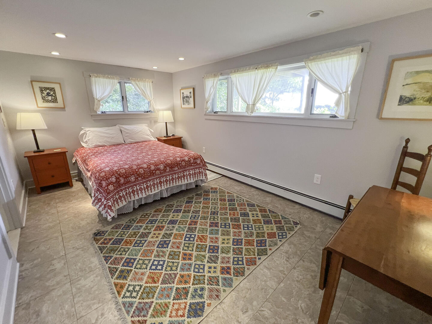 BR3 Queen En Suite with Tub Shower Combo, Lower Level