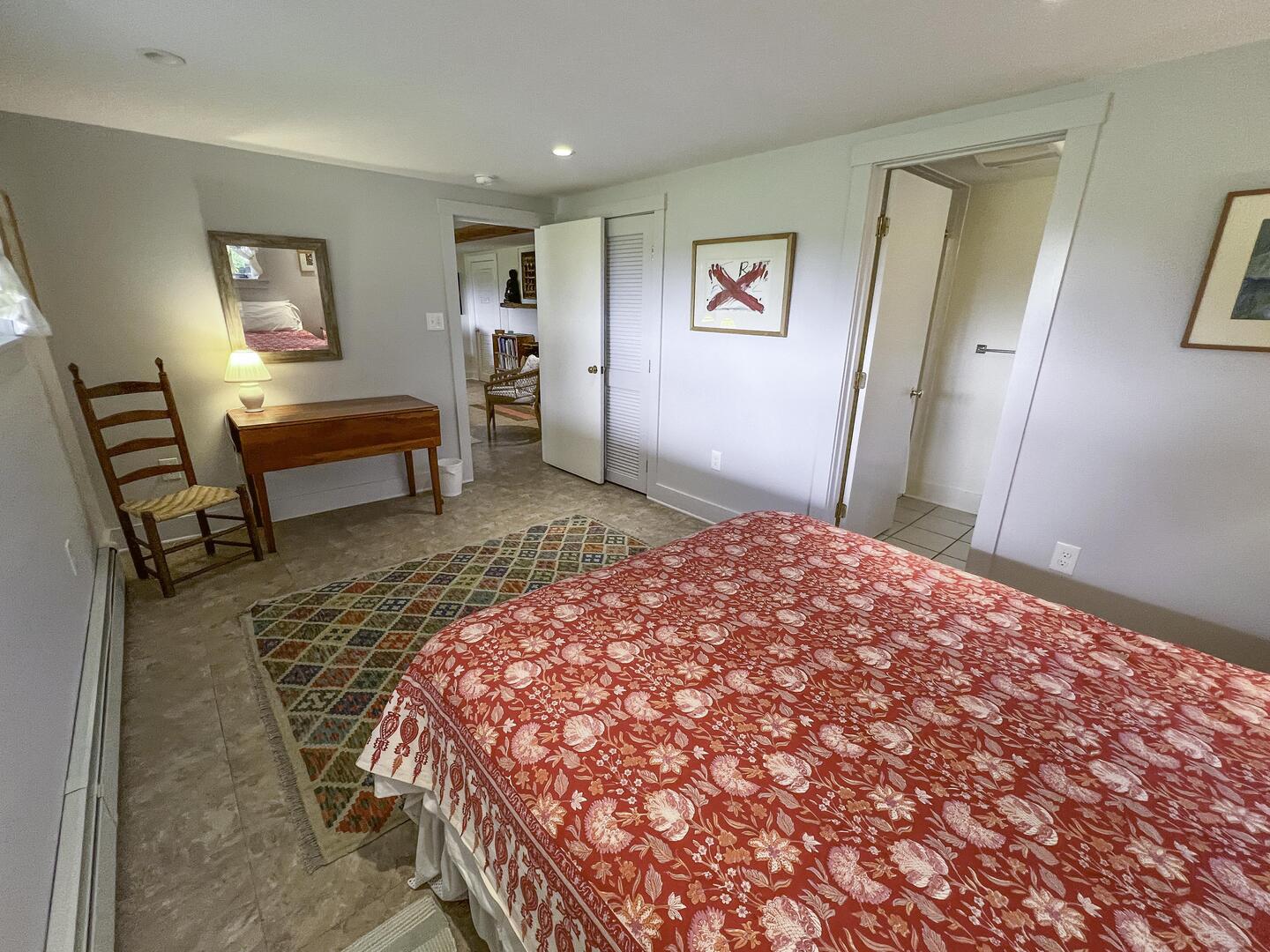 BR3 Queen En Suite with Tub Shower Combo, Lower Level