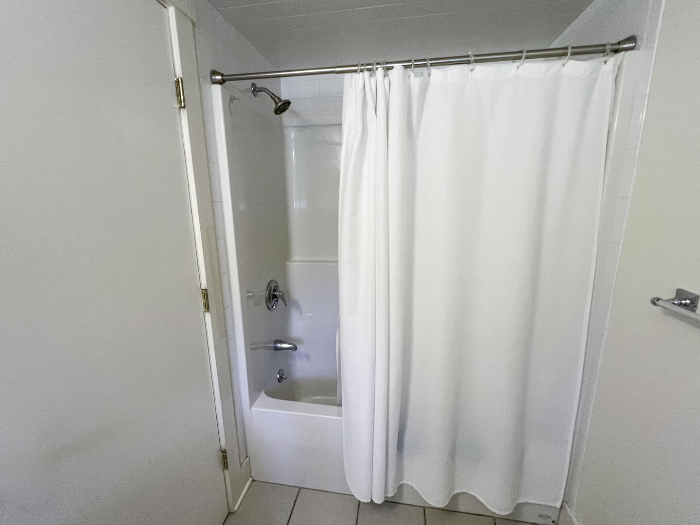 BR3 Queen En Suite with Tub Shower Combo, Lower Level