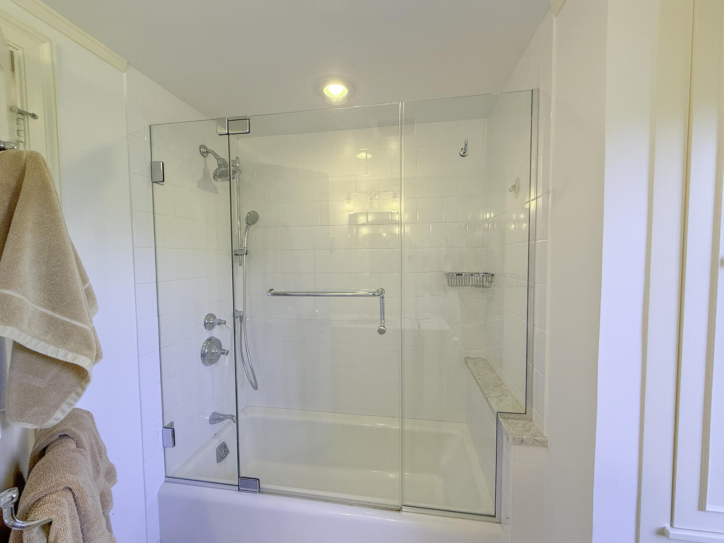 BR1 Queen En Suite with Shower Tub Combo, First Floor