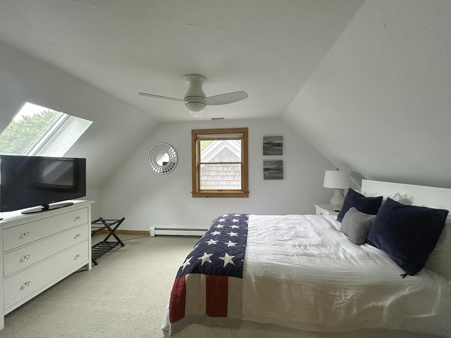 BR2 Queen, Second Floor