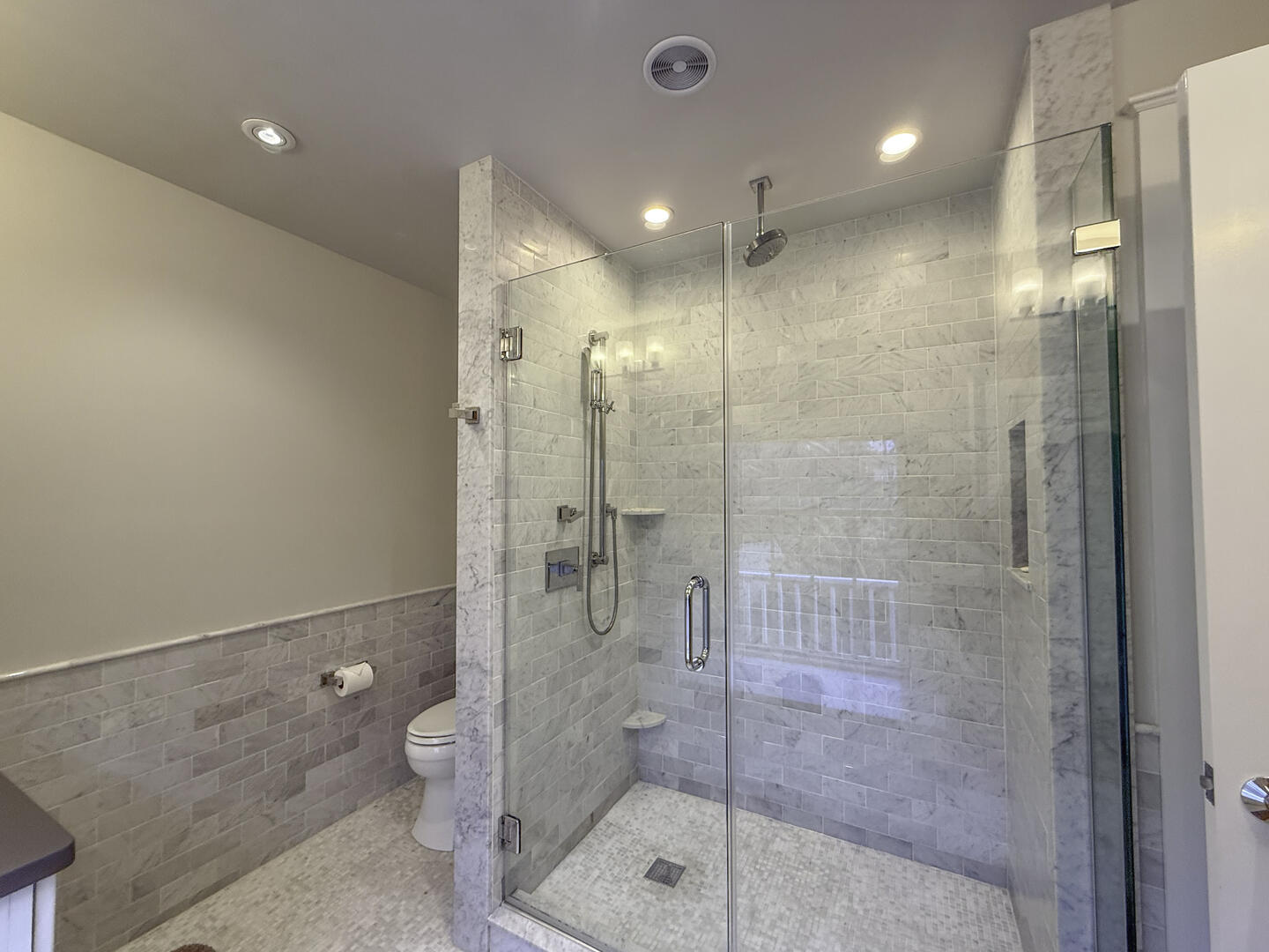 BR1 King En Suite with Shower Stall, First Floor