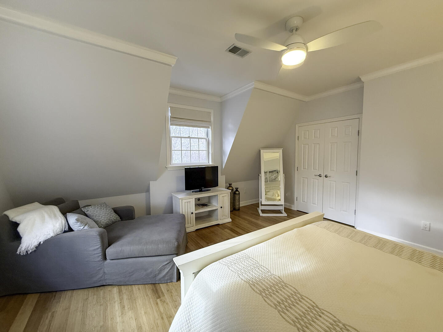 BR3 Queen, Second Floor