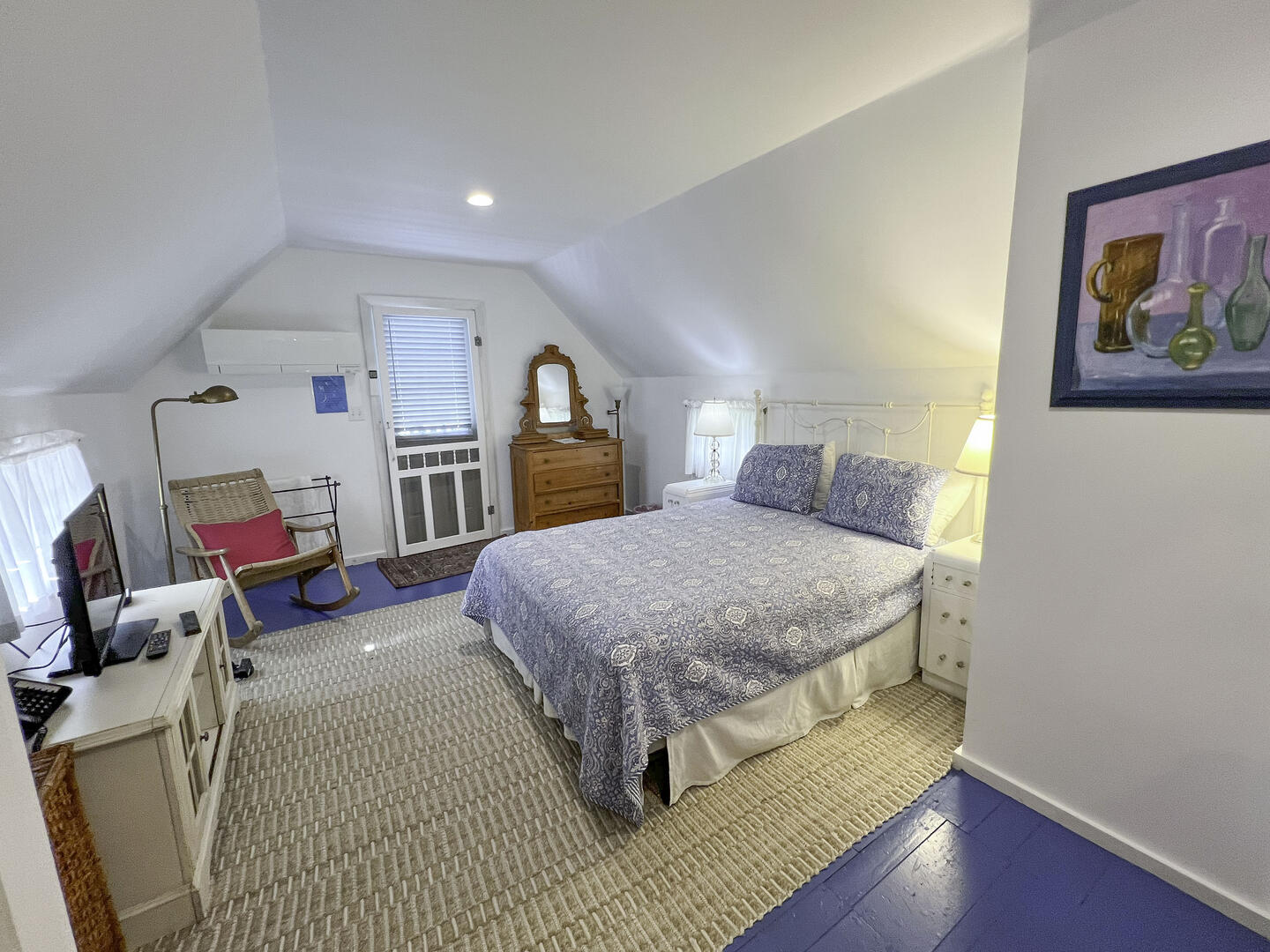 BR1 Queen En Suite with Half Bath, Second Floor