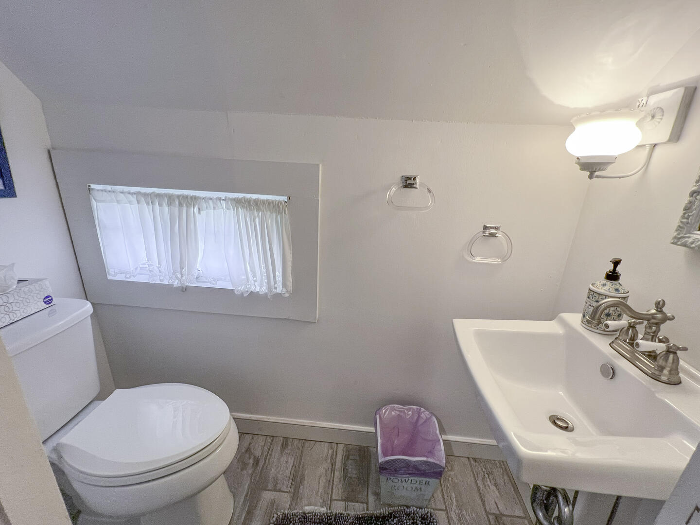 BR1 Queen En Suite with Half Bath, Second Floor