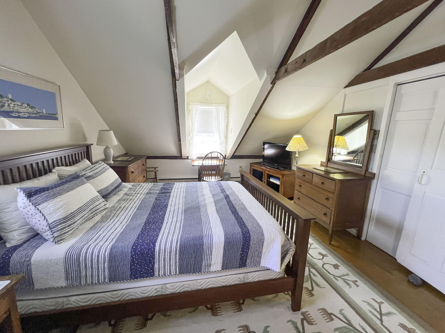 BR1 Queen En Suite Half Bath, Second Floor