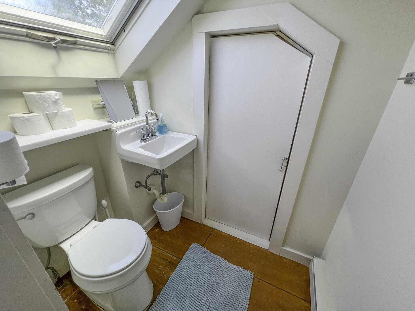 BR1 Queen En Suite Half Bath, Second Floor