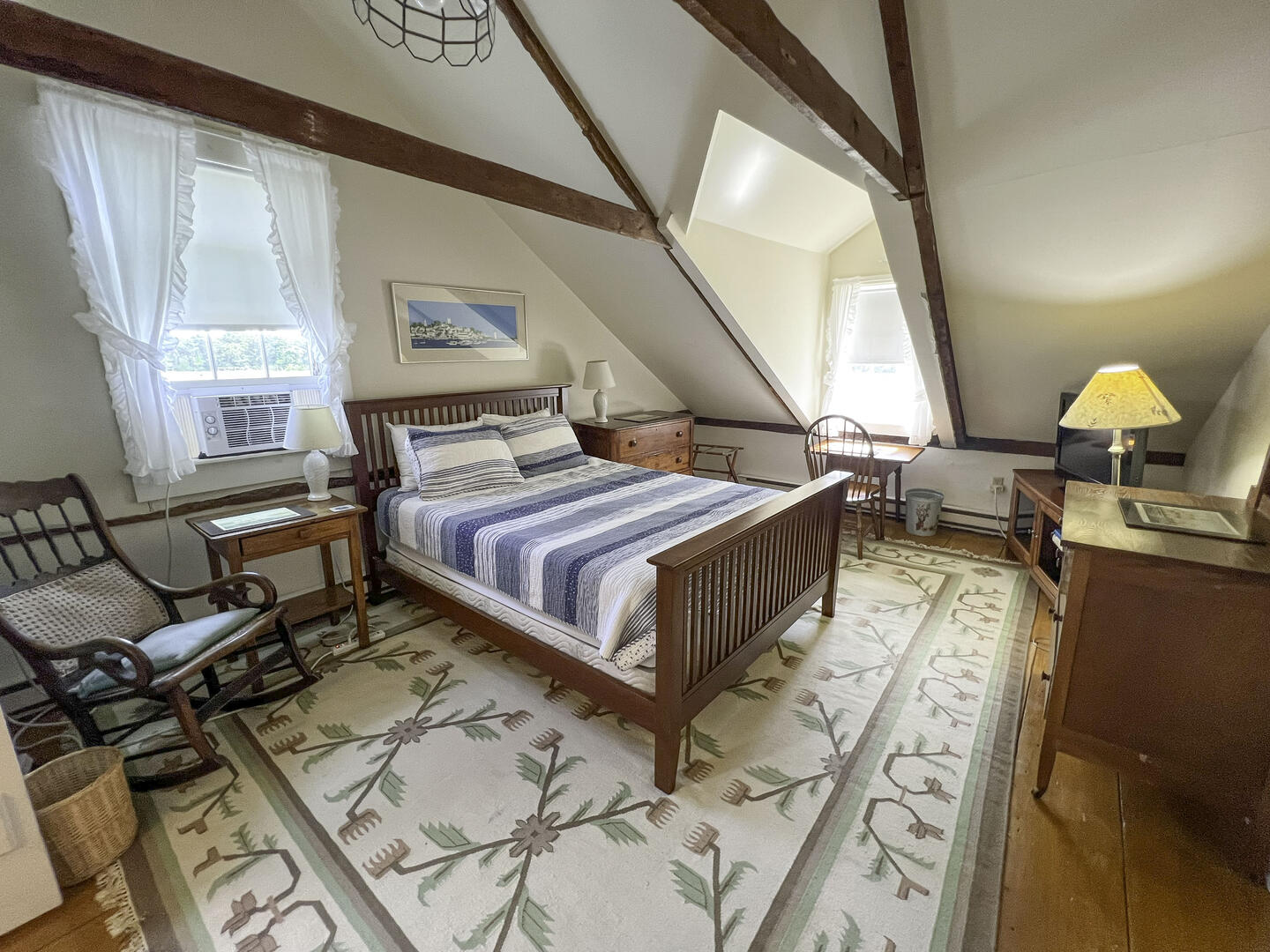 BR1 Queen En Suite Half Bath, Second Floor