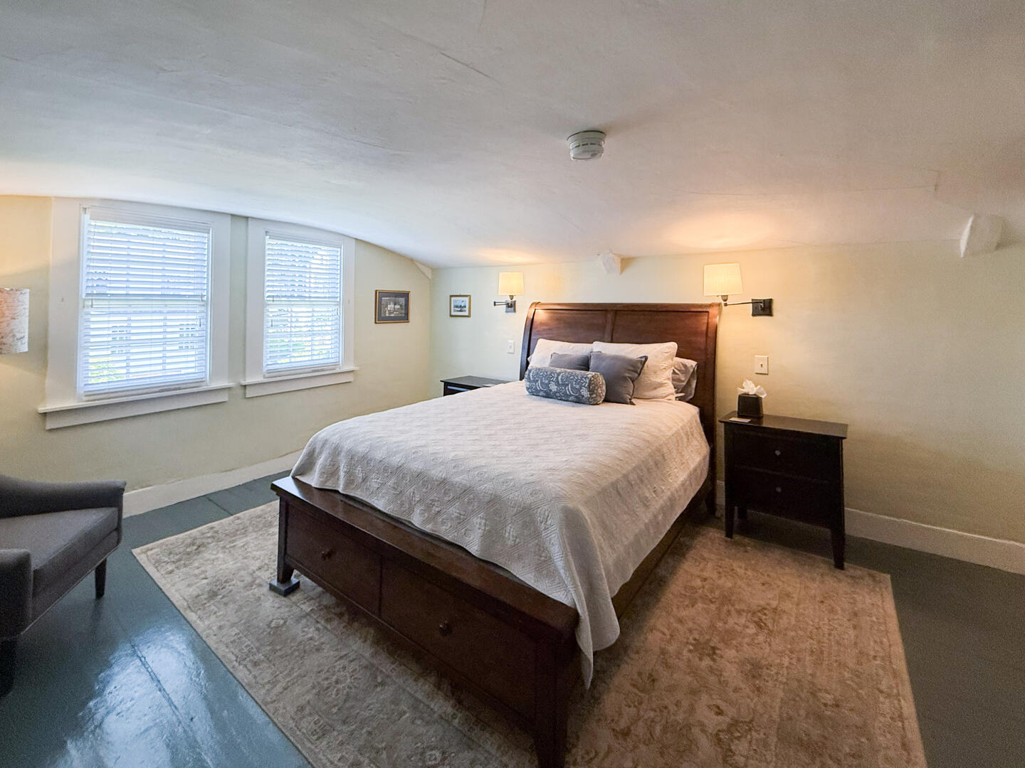 BR2 Queen, Second Floor