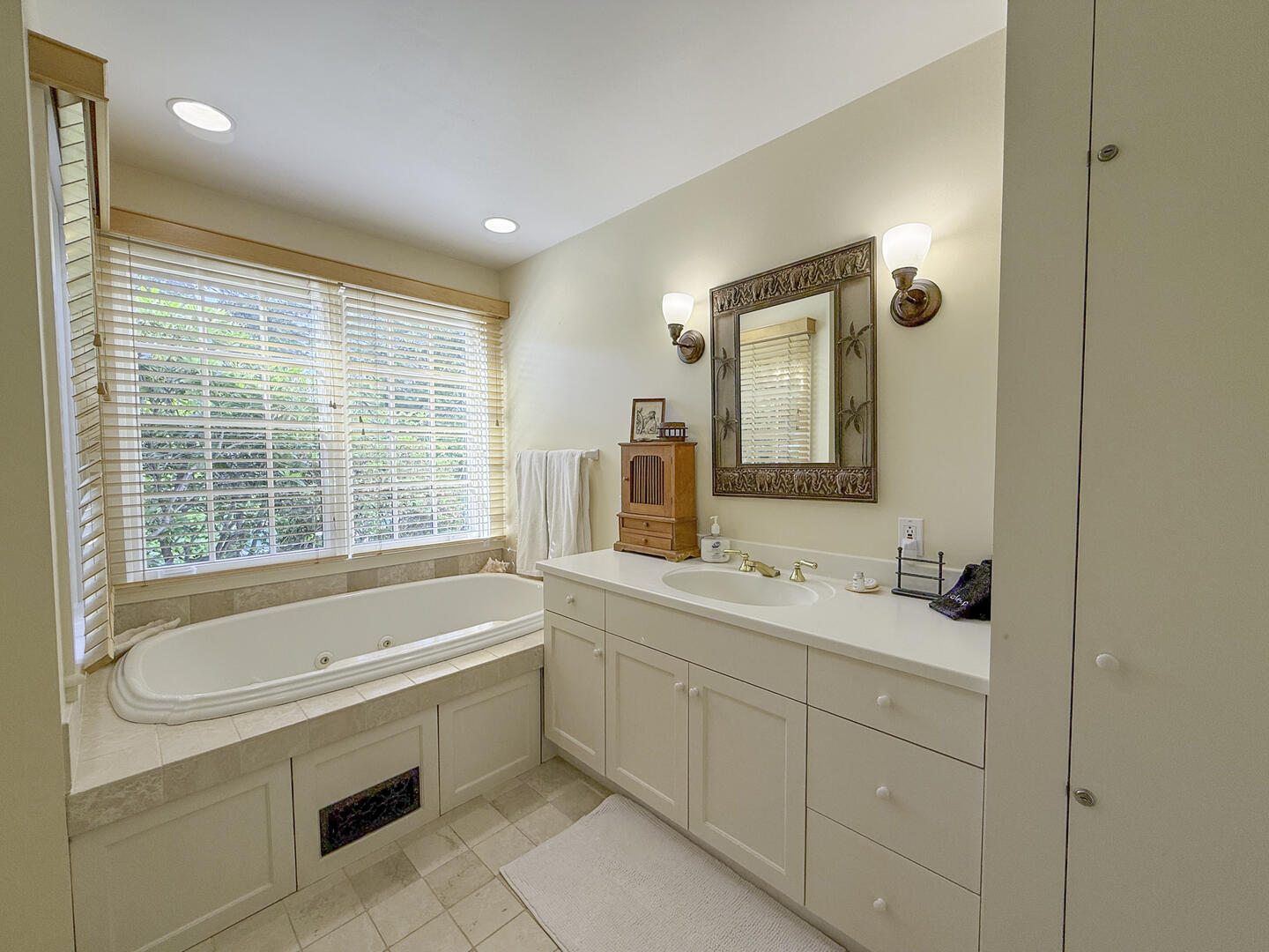 BR1 King En Suite Shower Stall and Tub, First Floor