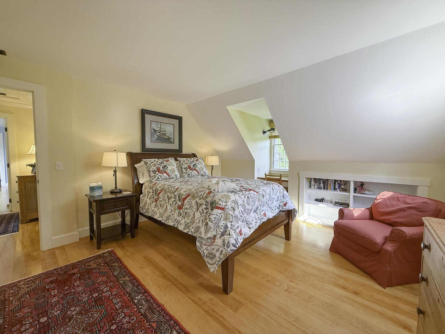 BR2 Queen, Second Floor