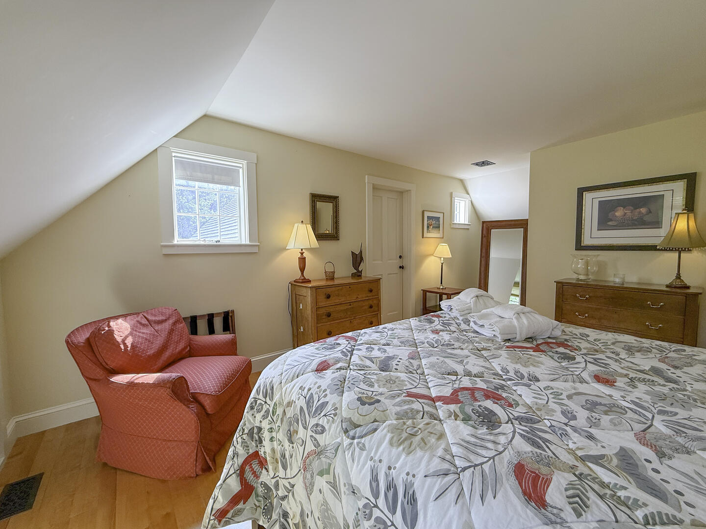 BR2 Queen, Second Floor