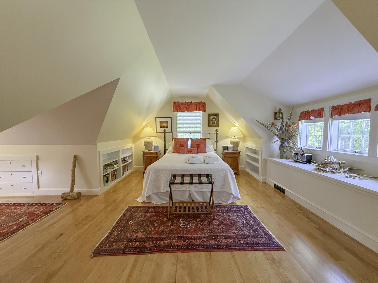 BR4 Queen, Second Floor