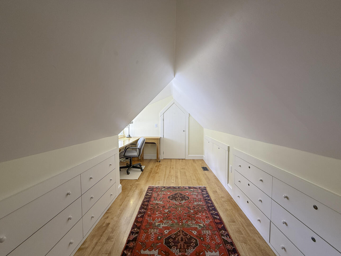 BR4 Queen, Second Floor