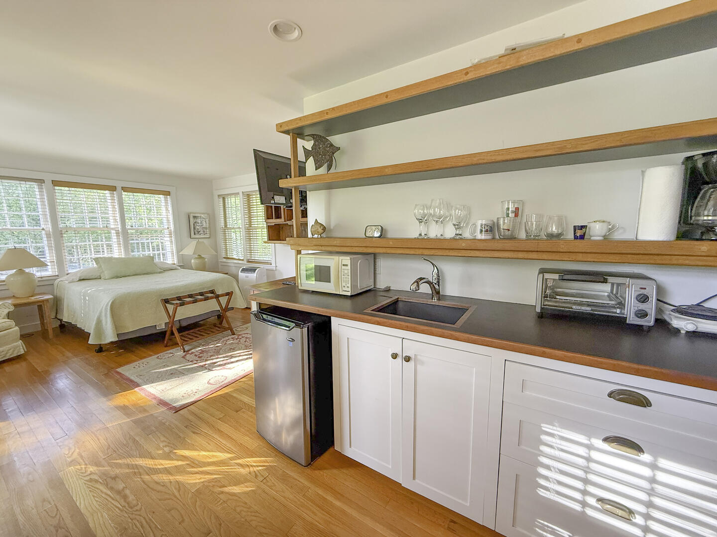 BR5 Queen En Suite with Shower Tub Combo, Detached Studio