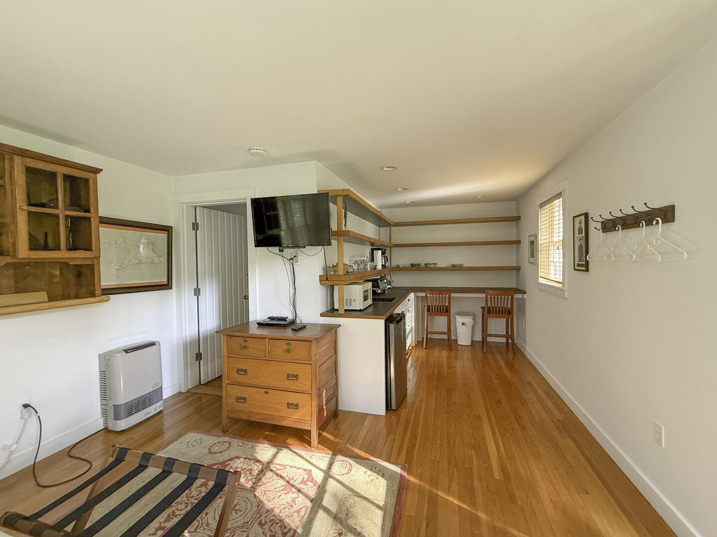 BR5 Queen En Suite with Shower Tub Combo, Detached Studio