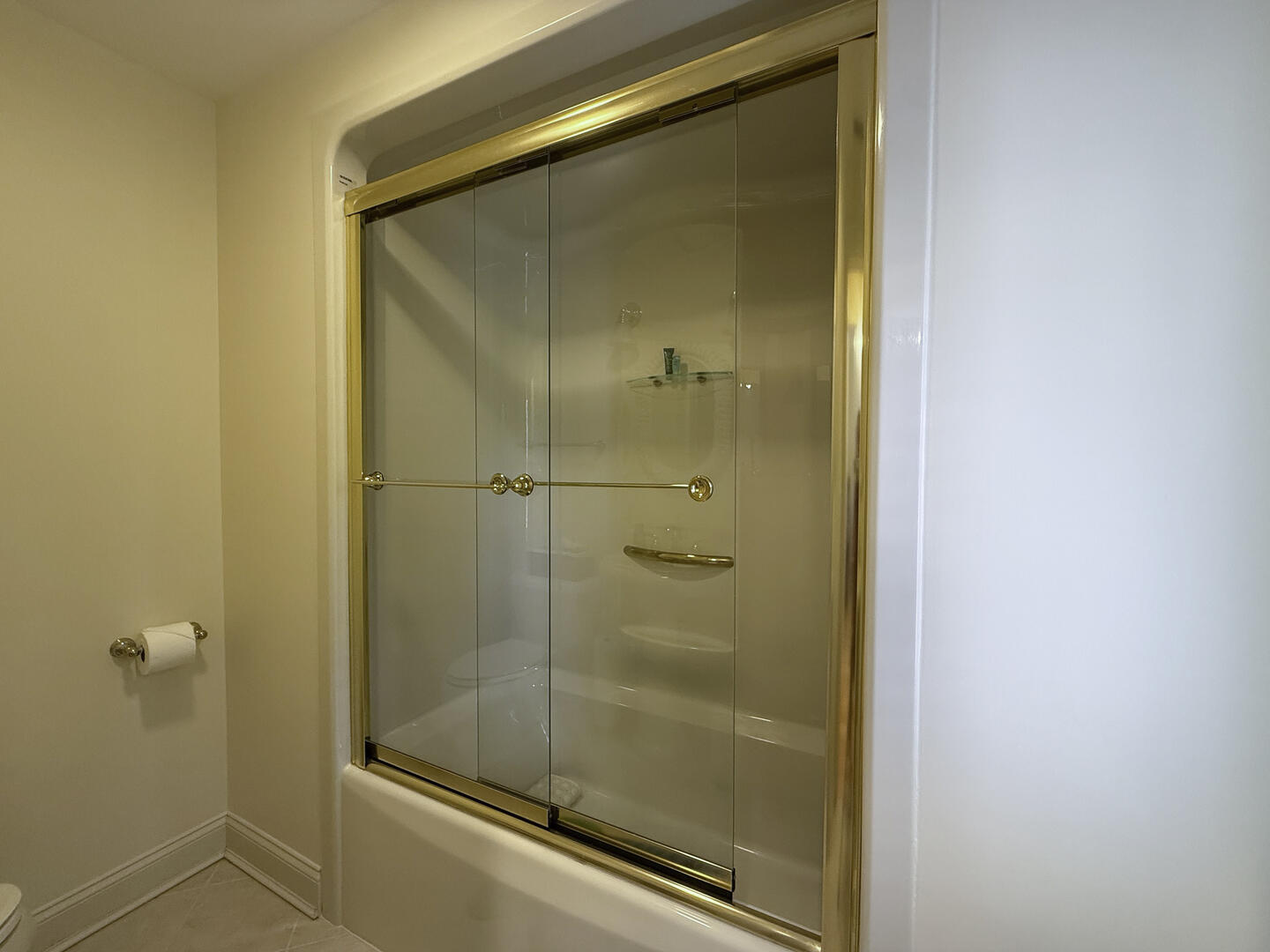 BR3 (2) Twin beds En Suite with Tub Shower Combo, Second Floor 