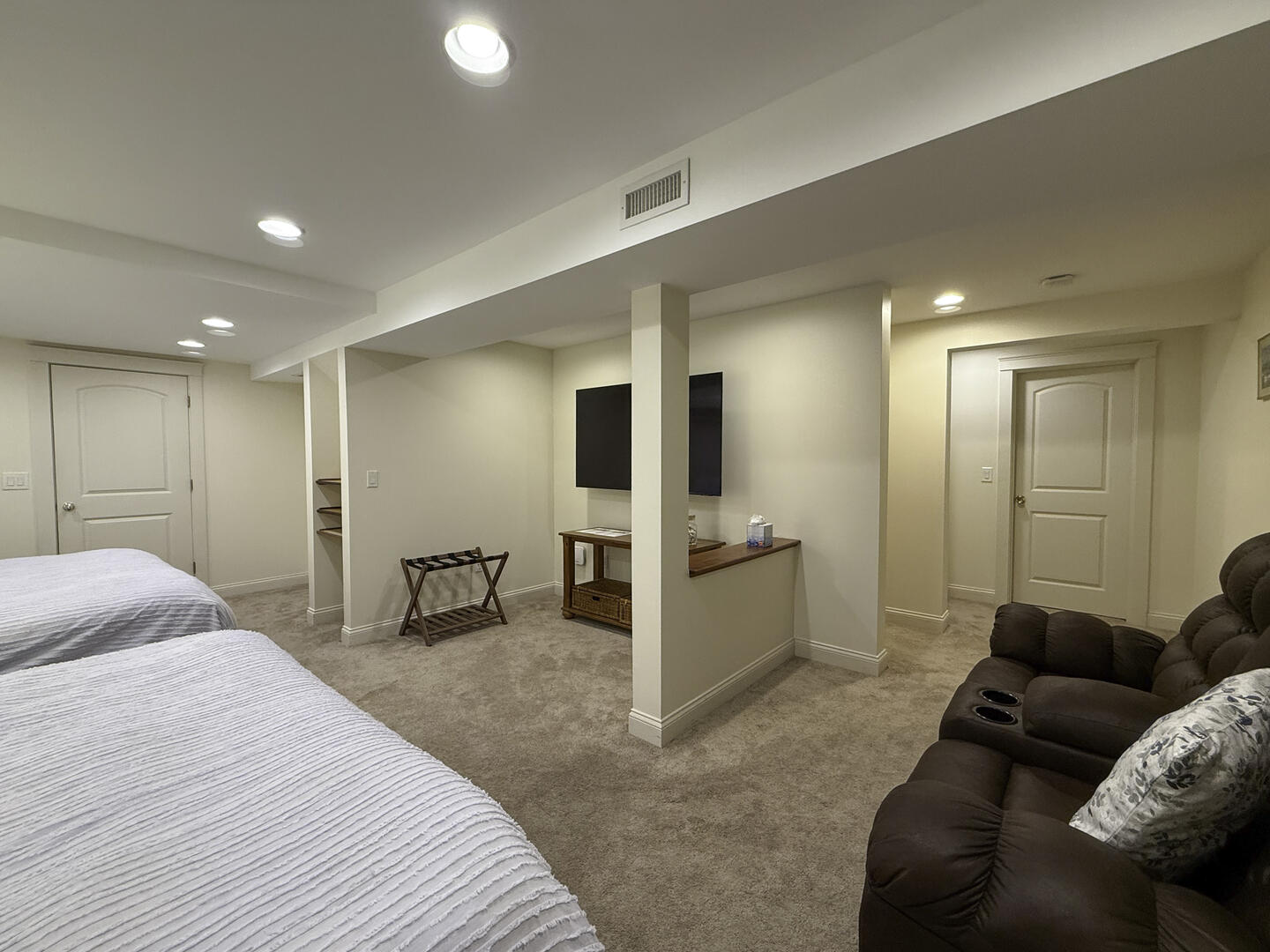 BR4 (2) King Beds, Lower Level