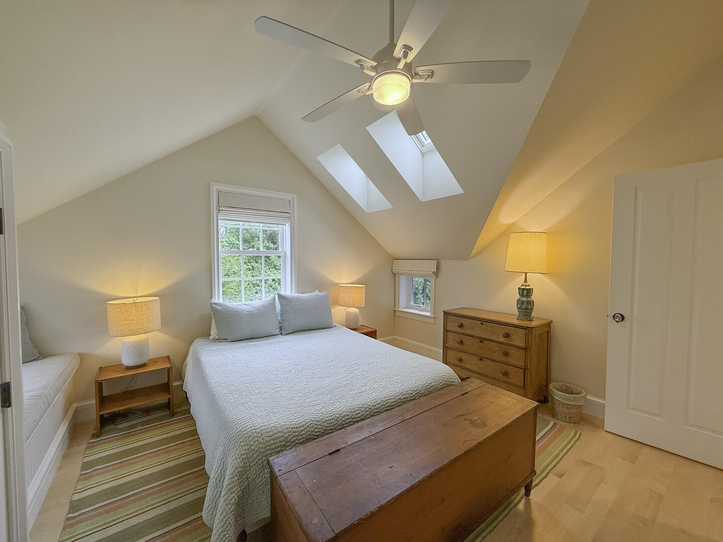 BR2 Queen, Second Floor