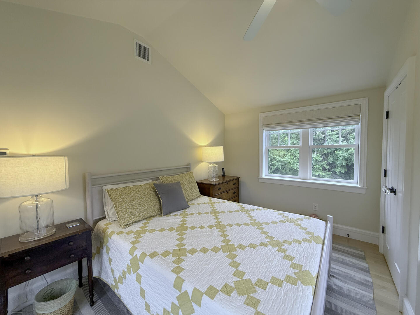 BR3 Queen, Second Floor